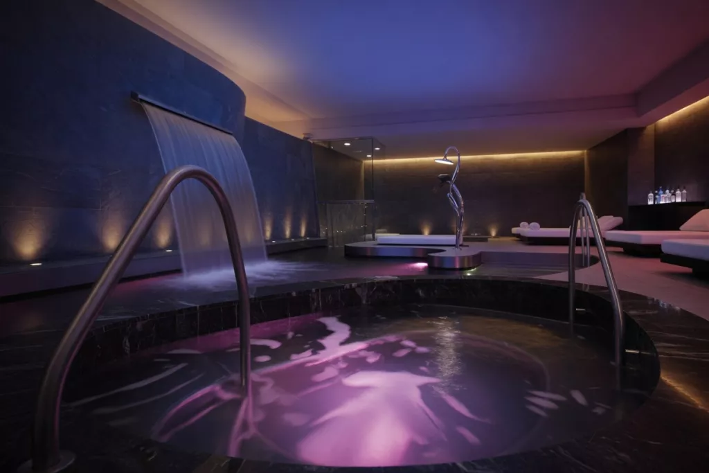Бассейн, джакузи, имитация водопада – пример водной зоны SPA-отеля
