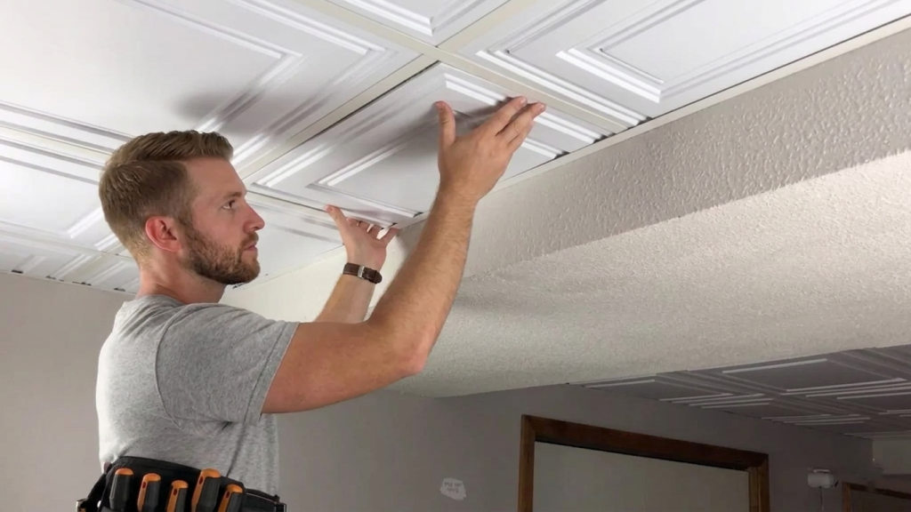 ПВХ-плитка - один из самых бюджетных вариантов ремонта потолка