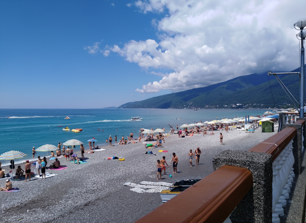 Пляж в Новых Гаграх Абхазия